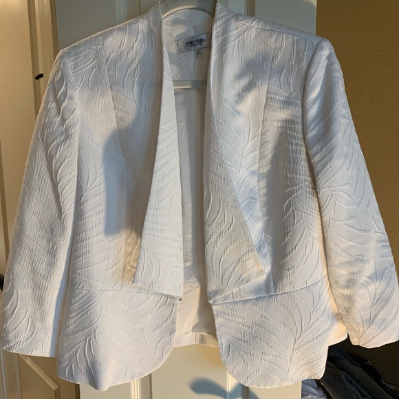 Dress Blazers and Jackets - Picture 14 of 15